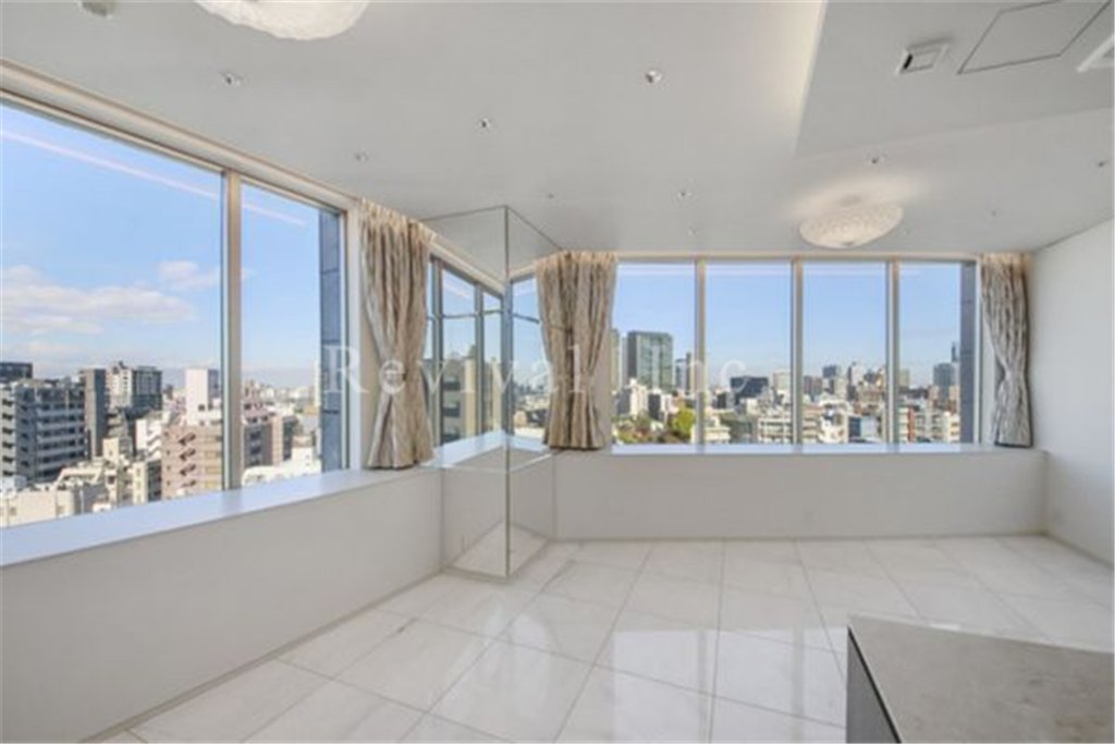 居室・リビング　開放感あるリビングでございます