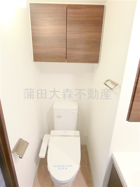 トイレ　棚収納　温水洗浄便座付きトイレ