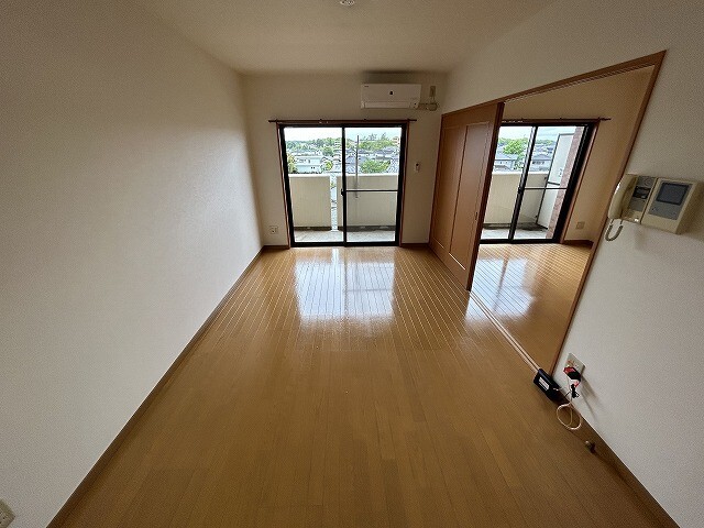 居室・リビング　※別室同じ間取りの写真。現況を優先します。