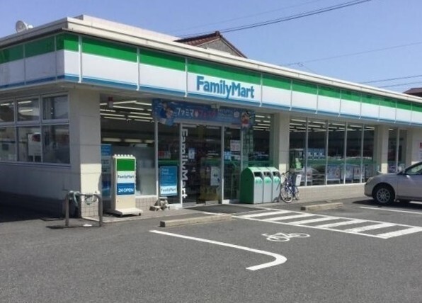 コンビニ　ファミリーマート（コンビニ）まで500m