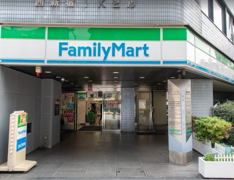 コンビニ　ファミリーマート サンズ西新宿店（コンビニ）まで483m