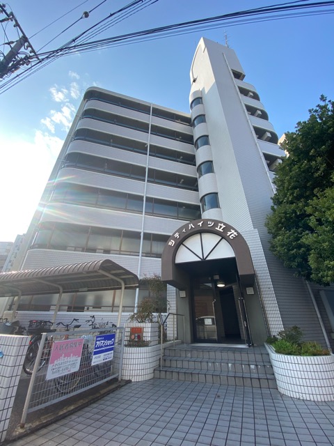 建物外観　エレベーター付きで重い荷物を運ぶのにも便利♪