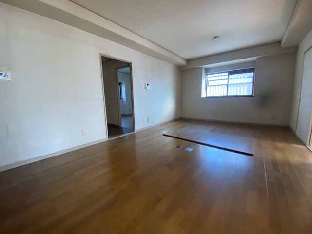 居室・リビング　床色が落ち着いた色合いで綺麗です♪