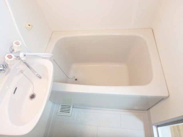 バス・シャワールーム　窓があって換気しやすいバスルーム♪