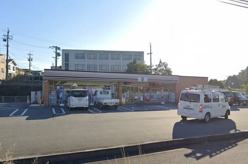 コンビニ　セブンイレブン松阪山室町北店（コンビニ）まで1125m