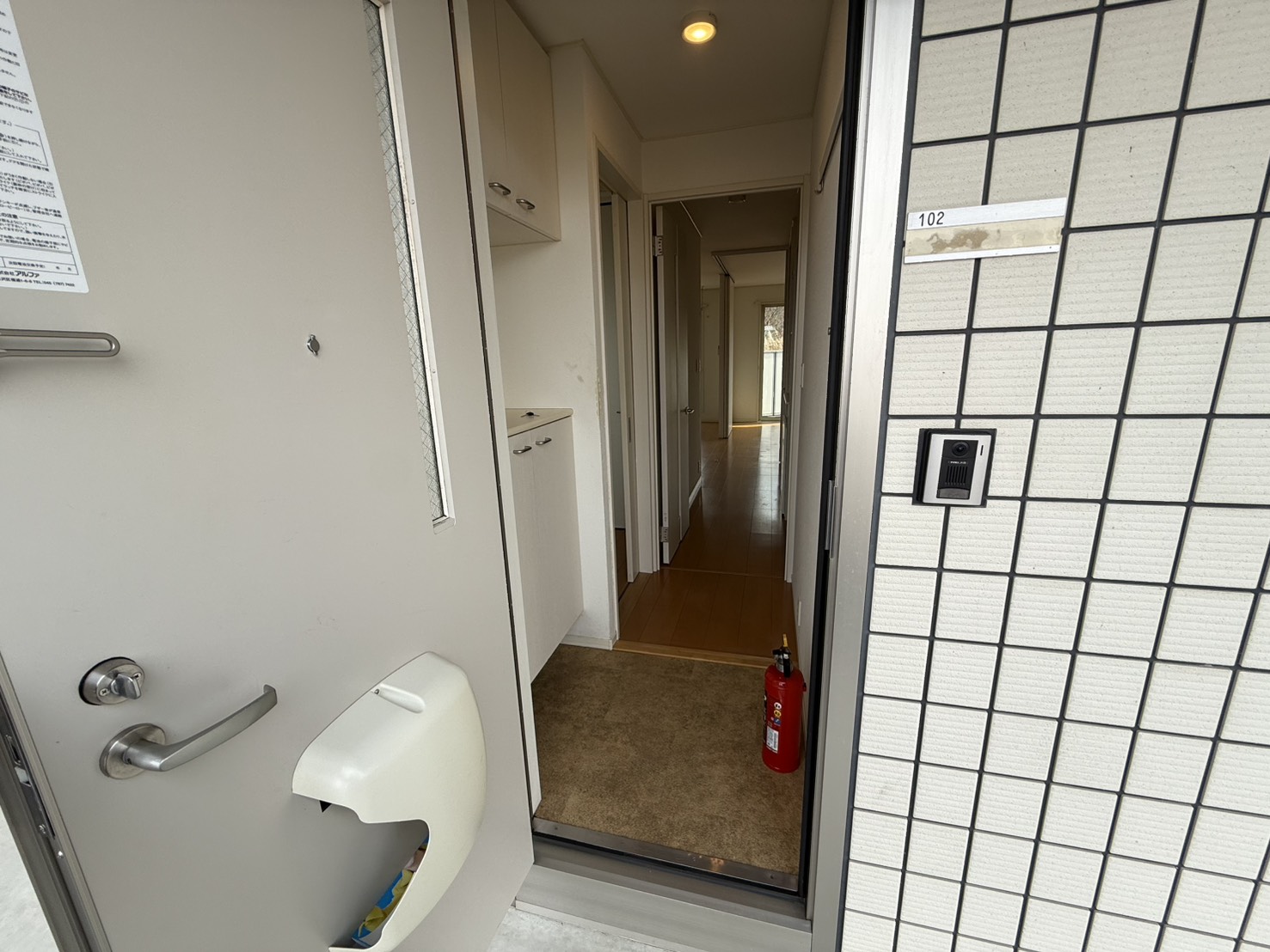 玄関　写真は同アパートの別部屋を使用しております。