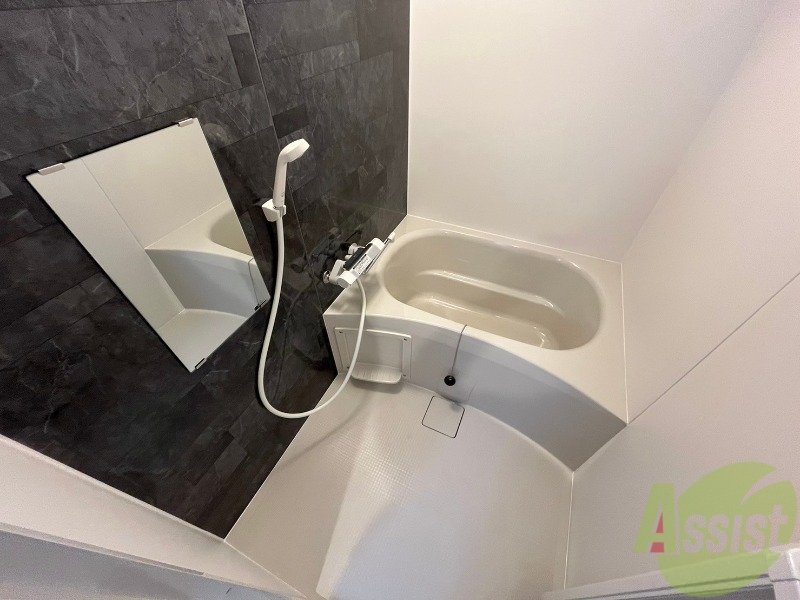 バス・シャワールーム　お風呂です。広々したバスでゆっくりくつろげます。