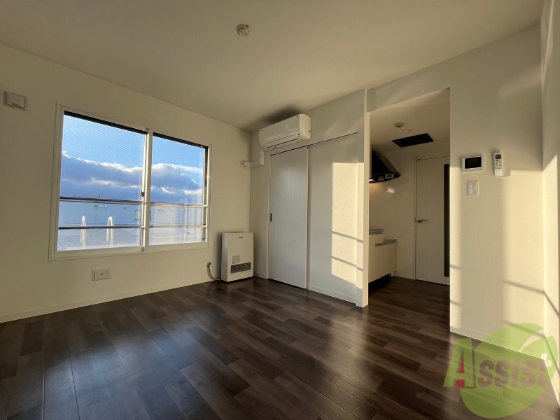 居室・リビング　日当たりが良くて心地よく過ごせそうなお部屋です。