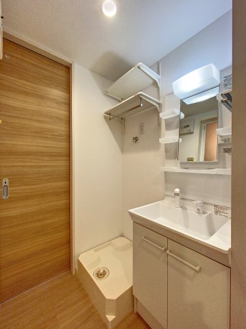 洗面設備　独立洗面化粧台が付いています