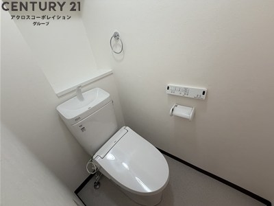 トイレ　温水洗浄便座付きのトイレです♪
