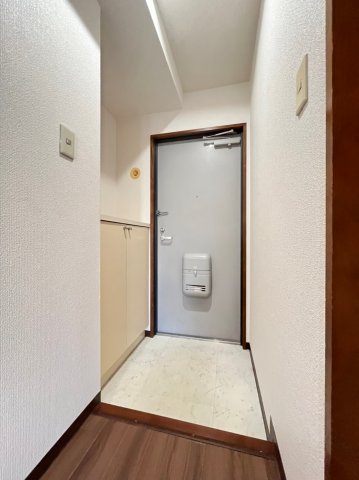 玄関　画像は別号室。ご参考にどうぞ
