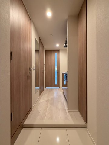 玄関　※居室内の写真は反転タイプのものになります※