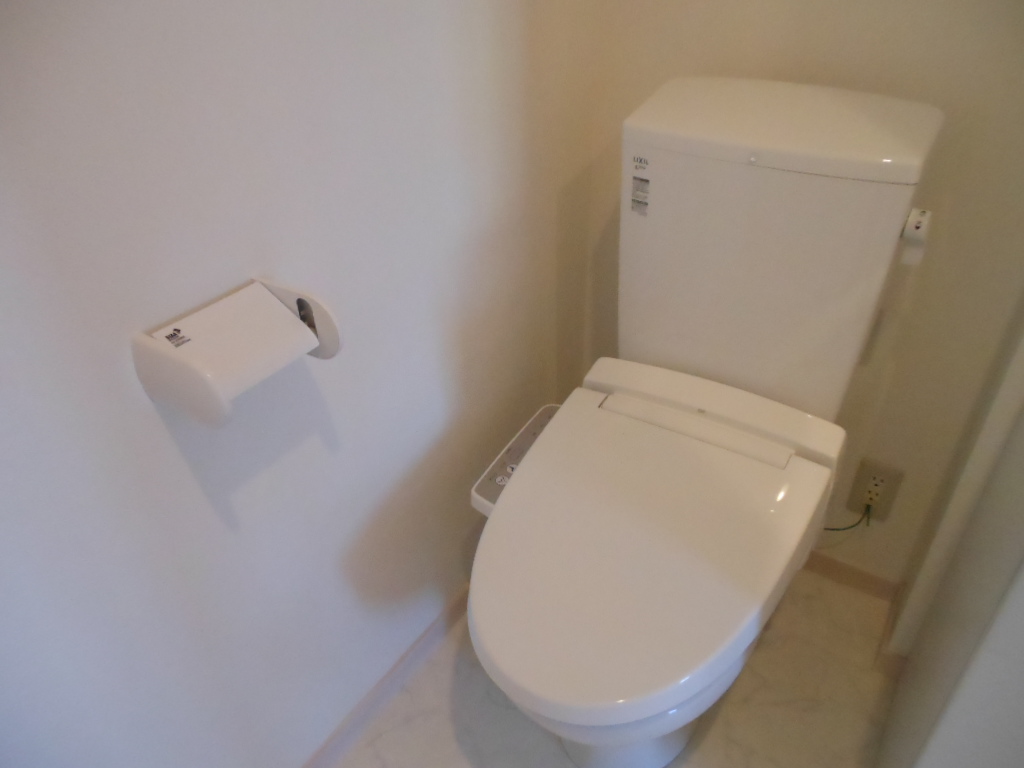 トイレ　トイレは温水洗浄機能付き