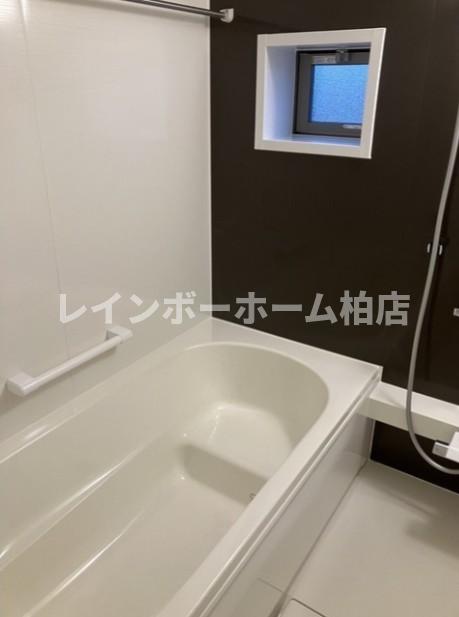 バス・シャワールーム　コンパクトで使いやすいお風呂です