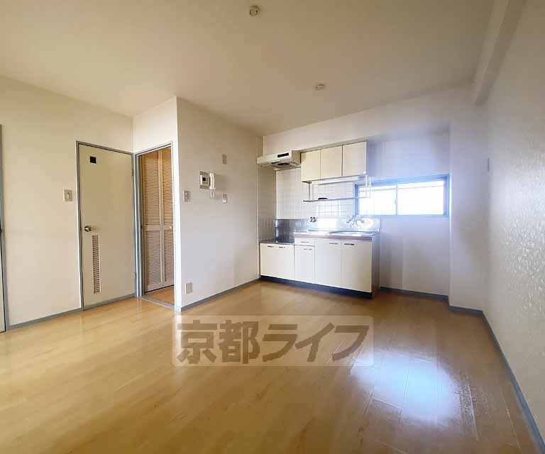 居室・リビング　落ち着いた雰囲気のお部屋です