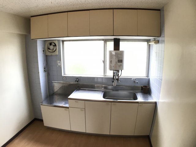 キッチン　窓付きのキッチンで換気がしやすくておすすめ！