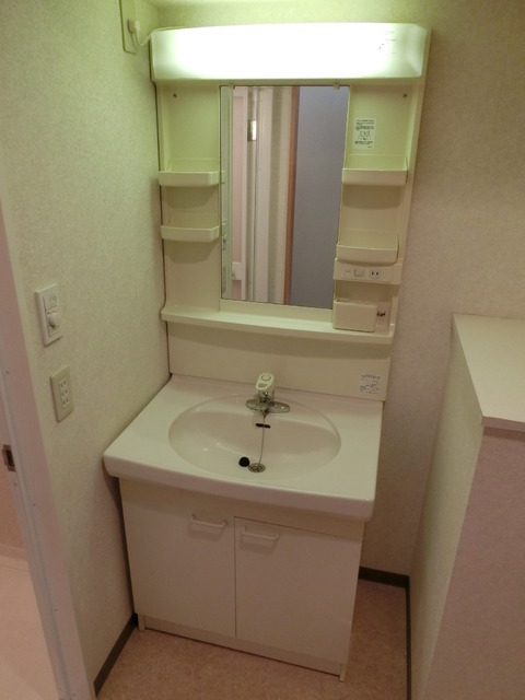 洗面設備　忙しい朝の身支度もこちらの洗面台で心配なし。