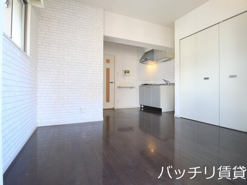 居室・リビング　写真は別号室の為、現状優先になります。