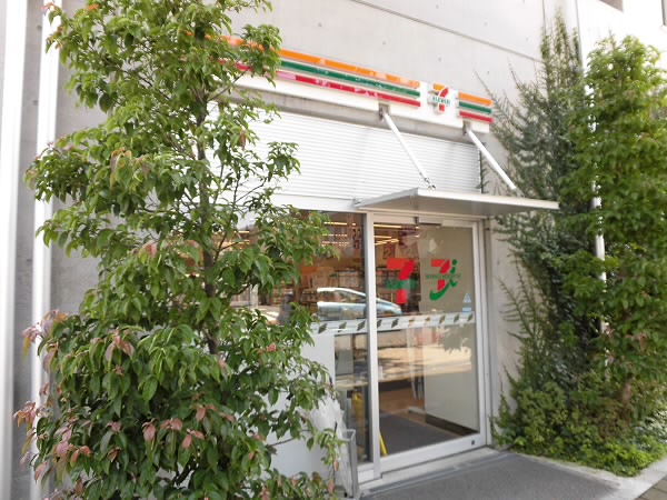 コンビニ　セブンイレブン（コンビニ）まで62m