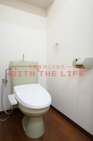 トイレ　落ち着いた色調のトイレです