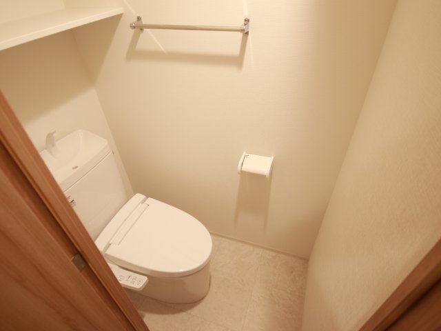 トイレ　※同タイプ、別のお部屋の参考写真です。