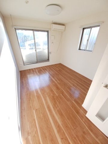 バルコニー　使い勝手のいい洋室です