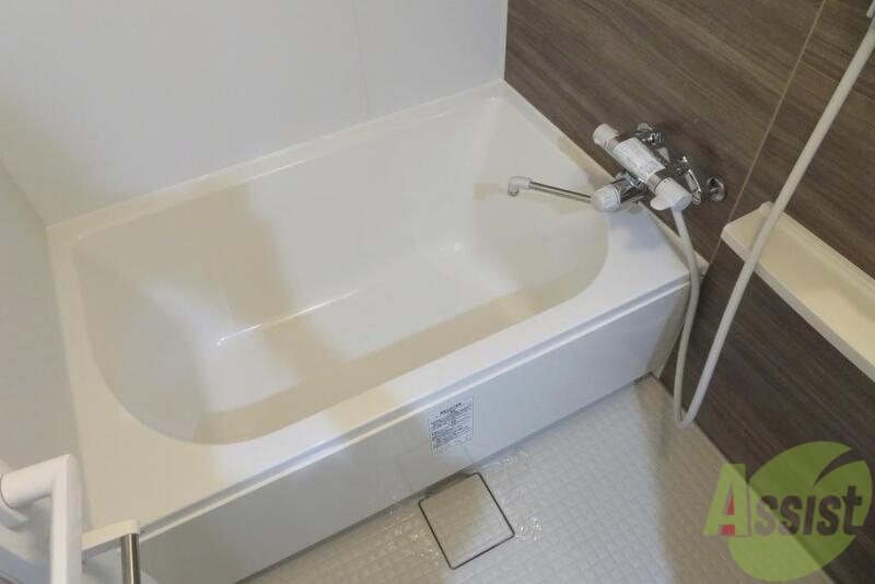 バス・シャワールーム　浴槽はかなり大きく疲れをとるのに最適。ゆっくり浸かりましょう