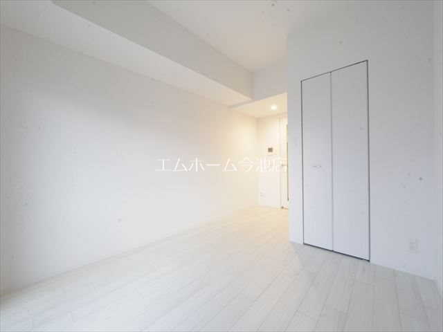 その他　洋室7.5帖　エアコン付　収納充実　バルコニーに面しています