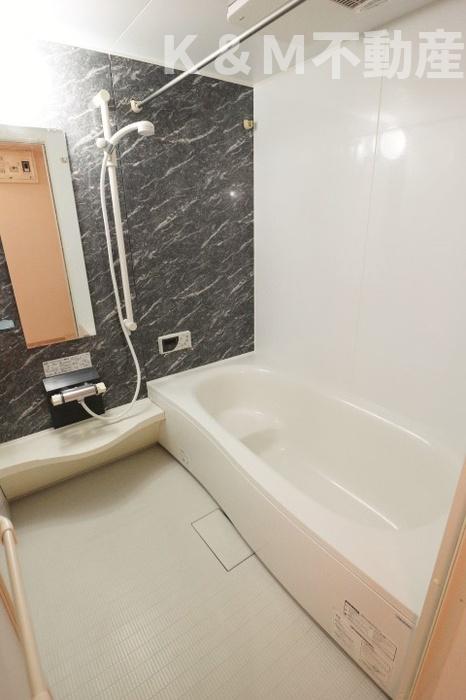 バス・シャワールーム　コンパクトで使いやすいお風呂です ※同タイプのお部屋の写真で