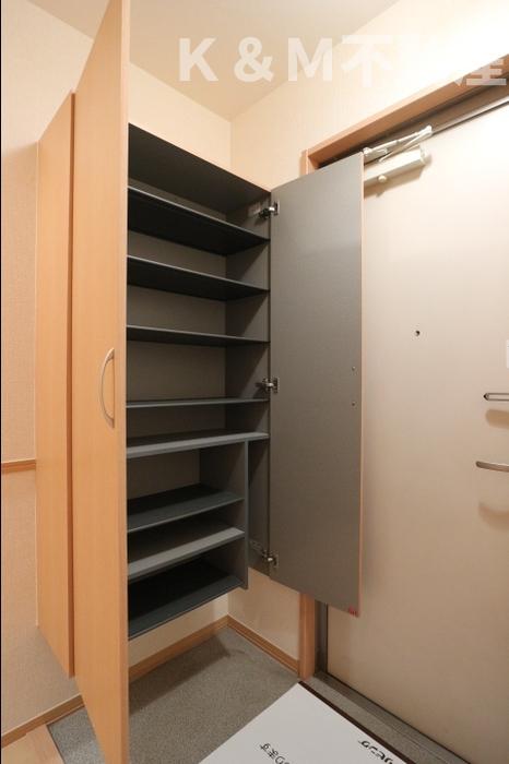 玄関　収納もある玄関です ※同タイプのお部屋の写真です