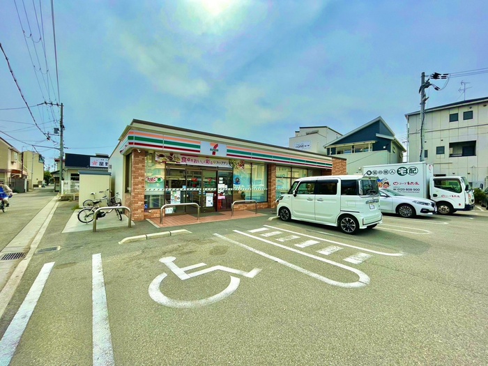 コンビニ　セブンイレブン（コンビニ）まで560m