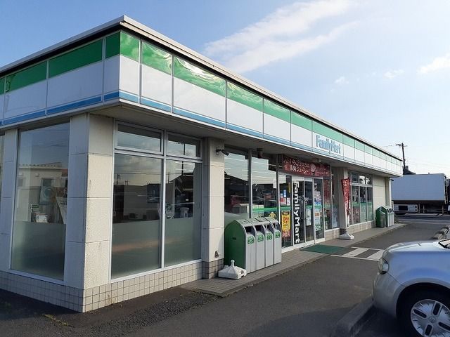 コンビニ　ファミリーマート（コンビニ）まで850m