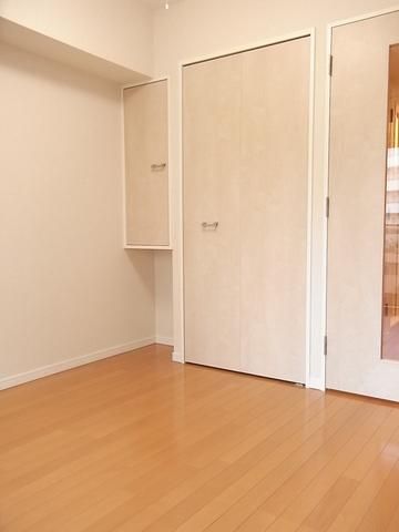 その他部屋・スペース　窓側からみた室内