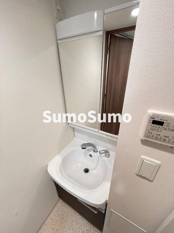 洗面設備　ゆったりとスペースのある洗面所