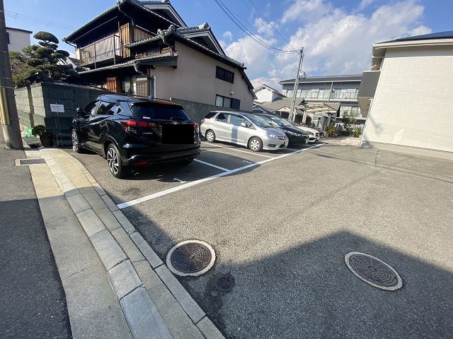 駐車場　駐車場があるので、車を買う予定の方も安心です