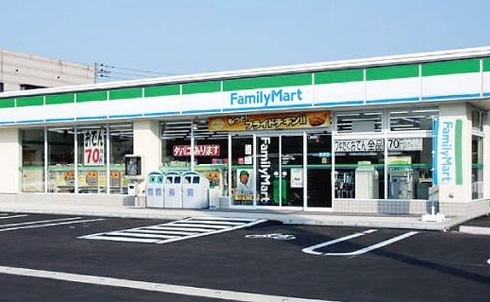 コンビニ　ファミリーマート（コンビニ）まで700m