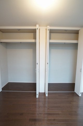 収納　洋室内のクローゼットです（写真は同タイプ他室です）