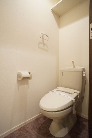 トイレ　暖房洗浄便座付きのトイレです（写真は同タイプ他室です）