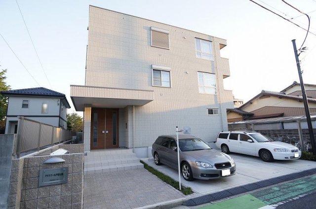 建物外観　周囲と調和した建物とアプローチです