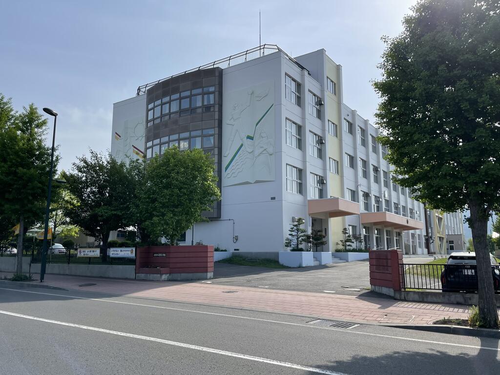 小学校　札幌市立発寒小学校（小学校）まで519m