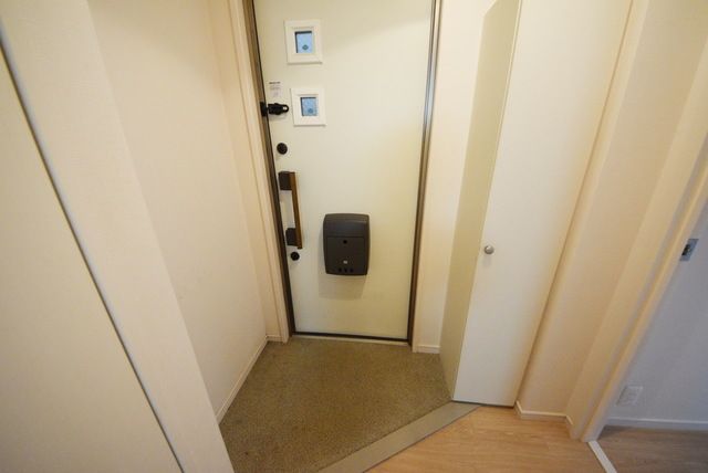玄関　★玄関扉２重ロックになっております★