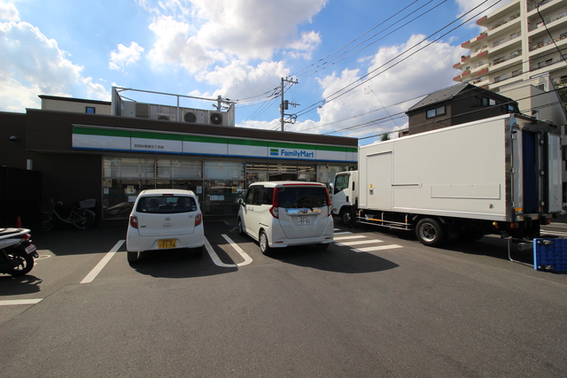 コンビニ　ファミリーマート世田谷弦巻五丁目店（コンビニ）まで366m