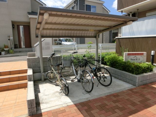 その他共有部分　屋根付きの駐輪場です。