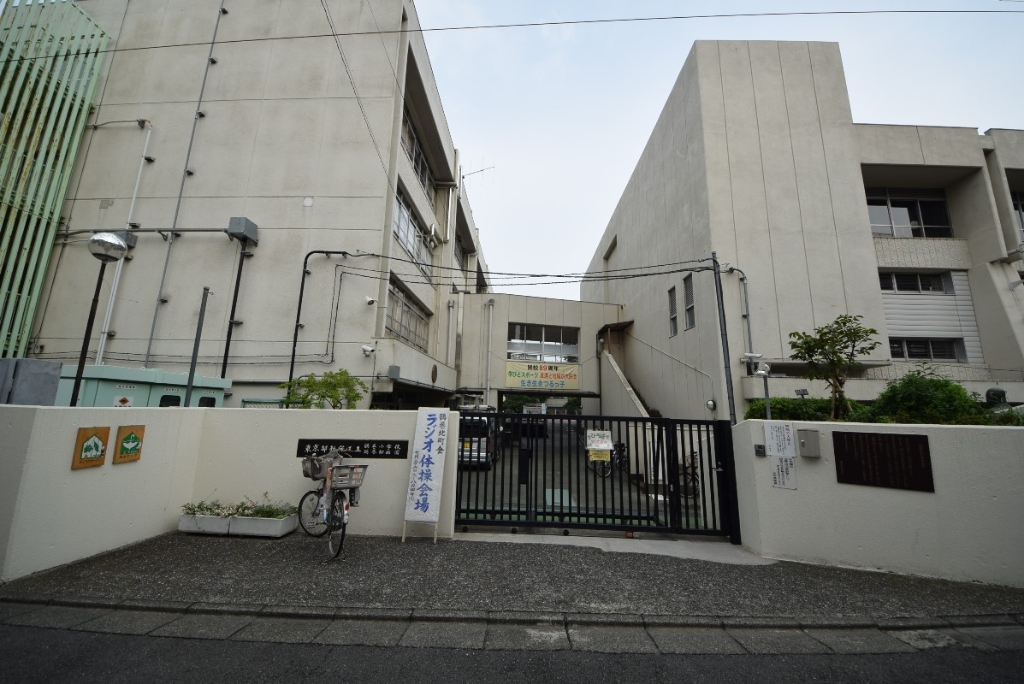 小学校　新宿区立鶴巻小学校（小学校）まで382m