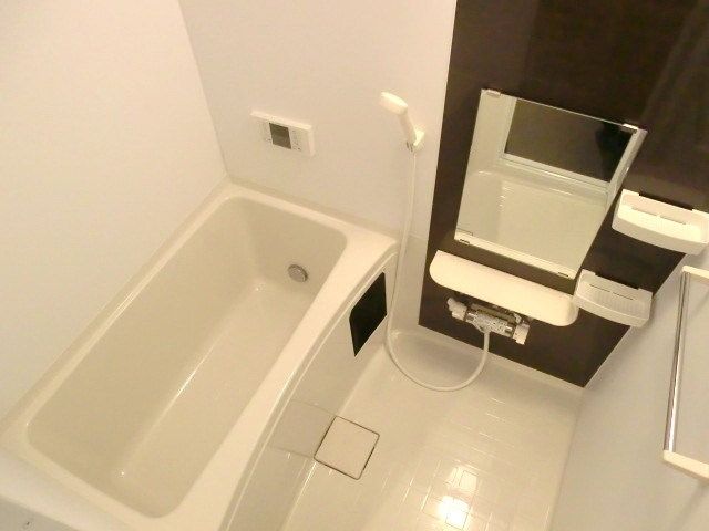 バス・シャワールーム　嬉しい追い焚き機能付きの浴室です