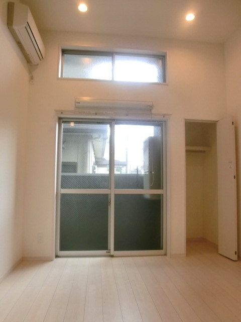 居室・リビング　天井が高く窓が多いお部屋です
