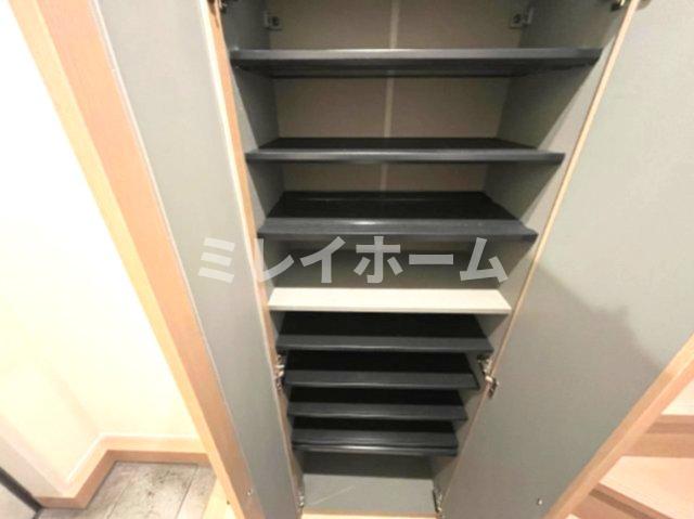 玄関　同建物内、別のお部屋の参考写真になります。