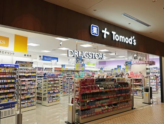ドラックストア　トモズ東京ミッドタウン店（ドラッグストア）まで373m