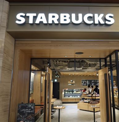 飲食店　スターバックスコーヒー東京ミッドタウン店（飲食店）まで367m