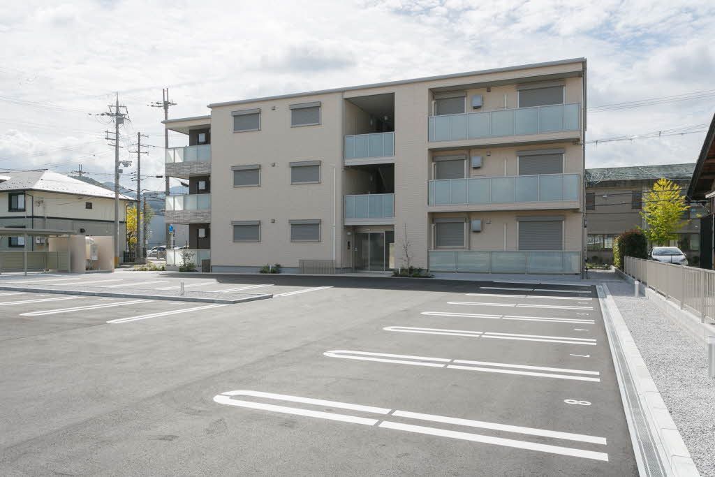 建物外観　３階建てのマンションです。目の前に駐車場があります。